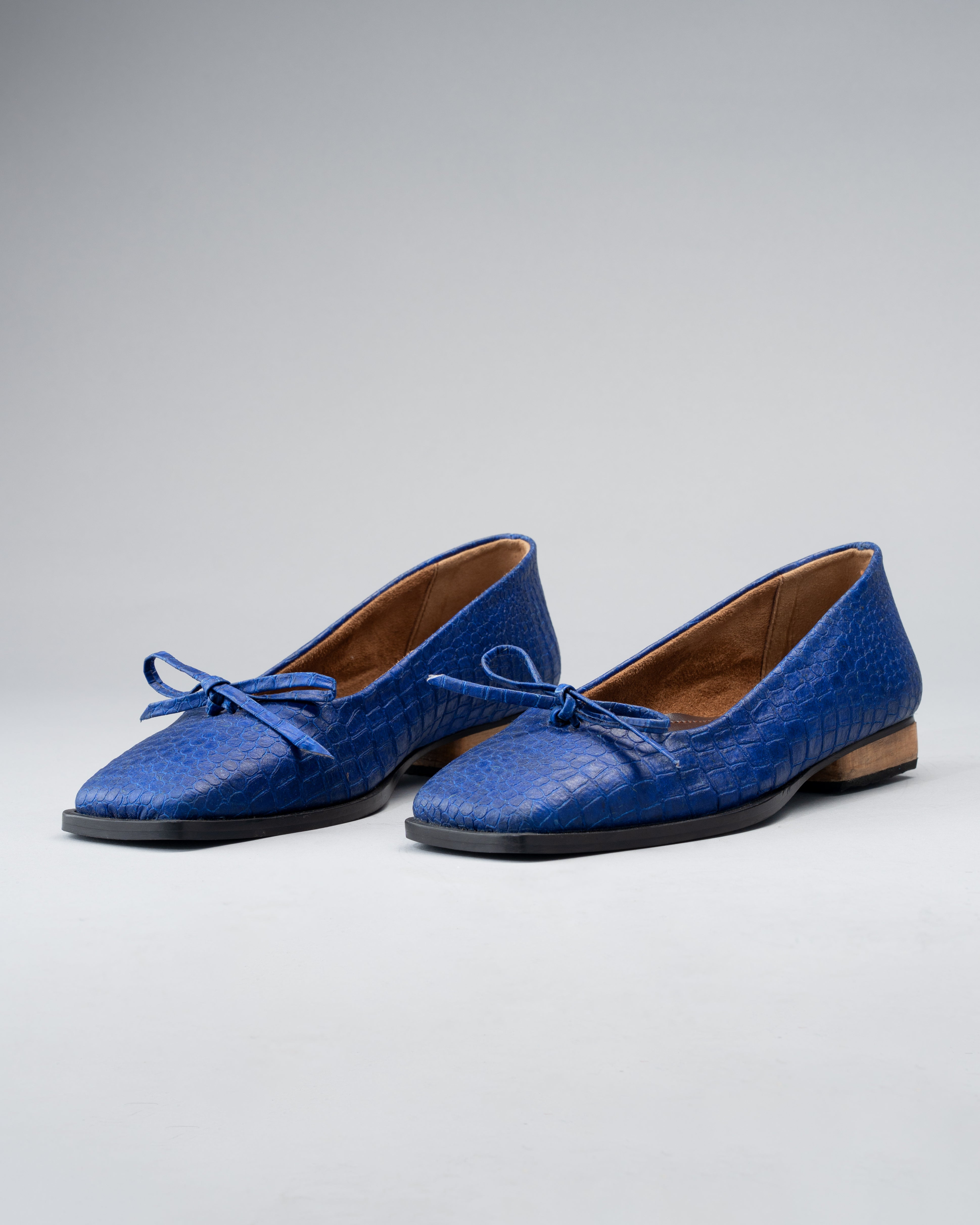 Cobalt-Blue Plant Leather with Teak Wood Box Heel
