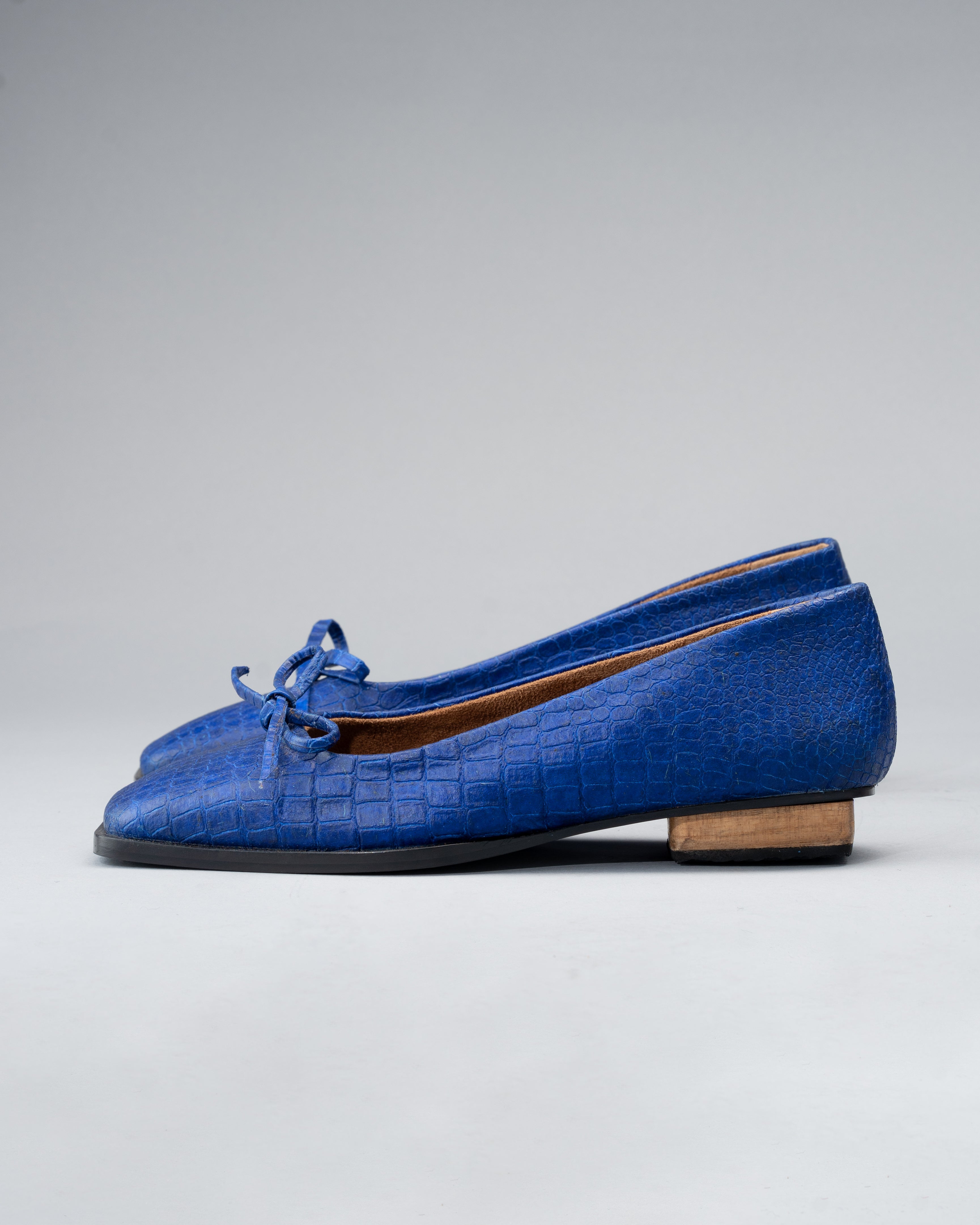 Cobalt-Blue Plant Leather with Teak Wood Box Heel