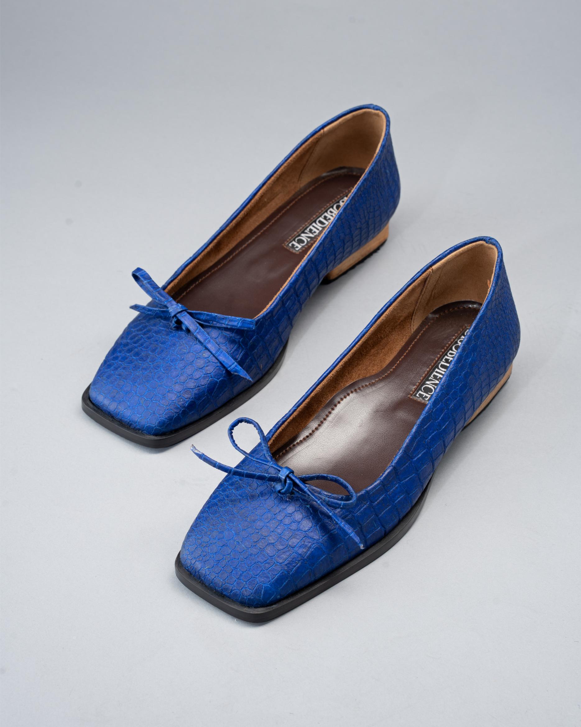 Cobalt-Blue Plant Leather with Teak Wood Box Heel