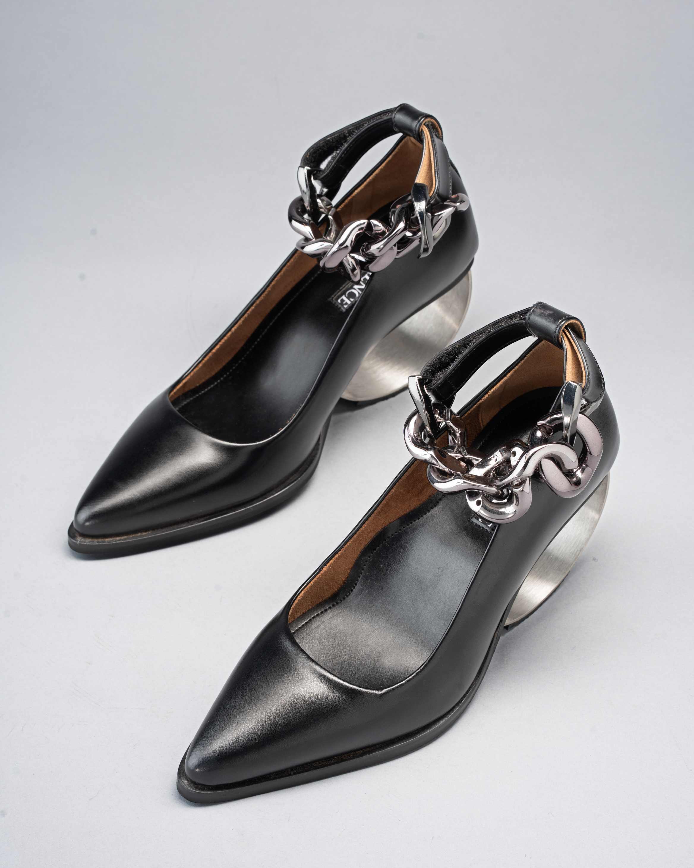 Anchor Pump in Plant Leather with Steel Arc Heel and Secured with a Chain